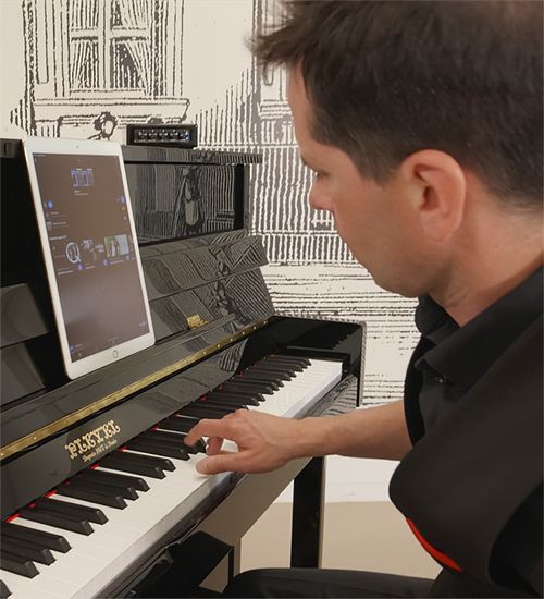 Pierre-Yves Plat jouant du piano équipé du Système Magistral